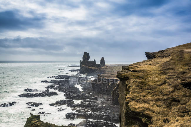 Vista panorámica de Londrangar Cliffs in Snaefellsness; Islandia. - foto de stock