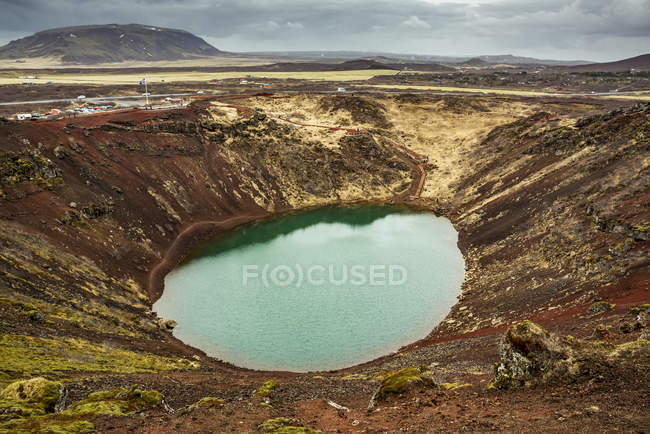 Vista panorâmica da cratera Kerid, um lago de cratera vulcânica localizado na área de Grimsnes; Islândia — Fotografia de Stock