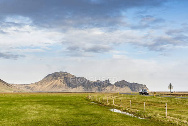 Véhicule sur la route dans les plaines ; Islande — Photo de stock