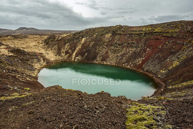 Cráter Kerid, un lago de cráter volcánico situado en la zona de Grimsnes; Islandia. - foto de stock
