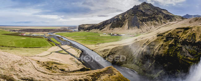 Скогафос - визначний водоспад і річка Скоґа; Ісландія — стокове фото
