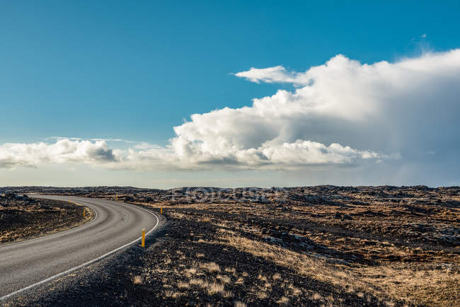 Paisagem vulcânica e estrada de curva, Península de Reykjanes; Islândia — Fotografia de Stock
