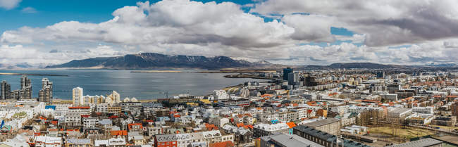 Vista panorámica de Reykjavik, desde la cima de Hallgrimskirkja; Reykjavik, Islandia. - foto de stock