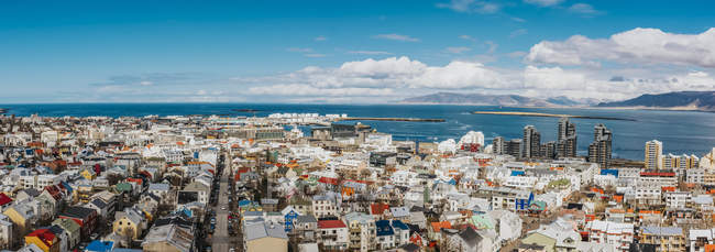 Vista panorámica de Reykjavik, desde la cima de Hallgrimskirkja; Reykjavik, Islandia. - foto de stock
