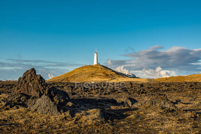 Reykjanes Leuchtturm, der älteste Leuchtturm Islands, auf dem Baejarfell Hill auf der Halbinsel Reykjanes; Island — Stockfoto