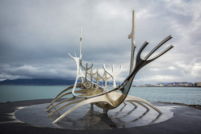 The Sun Voyager sculpture by Jon Gunnar Arnason; Reykjavik, Iceland — Fotografia de Stock