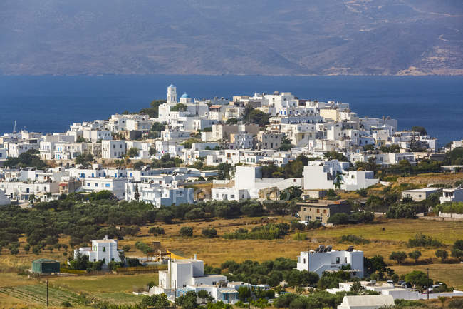 Town on the coast of Milos Island with white buildings and blue sea; Adamas, Milos Island, Cyclades, Greece — Photo de stock