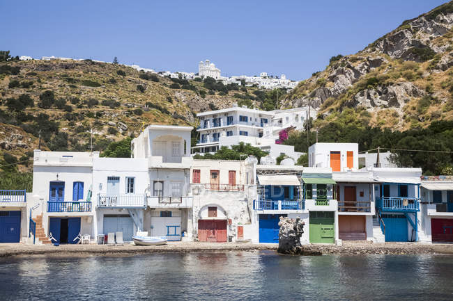 Klima village with white houses and colourful accents along the water edge; Klima, Milos Island, Cyclades, Greece — Foto stock