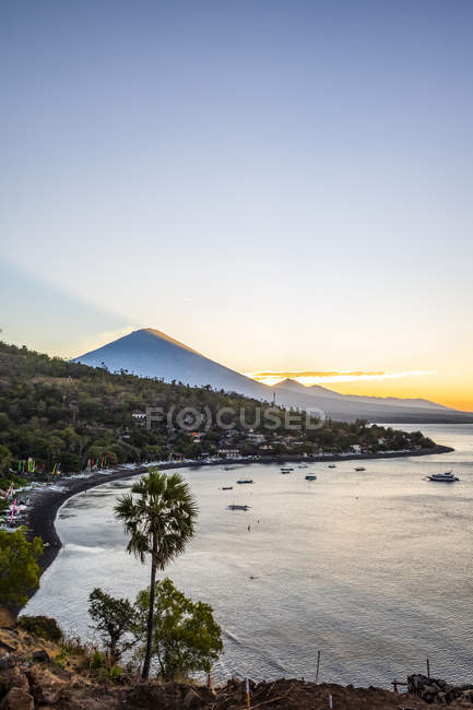 Amed Beach with Mount Agung in the background at sunset; Bali, Indonesia — Photo de stock