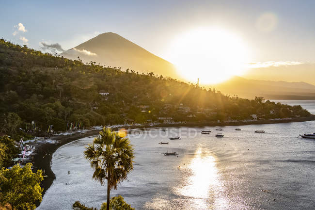 Amed Beach with Mount Agung in the background at sunset; Bali, Indonesia — Photo de stock