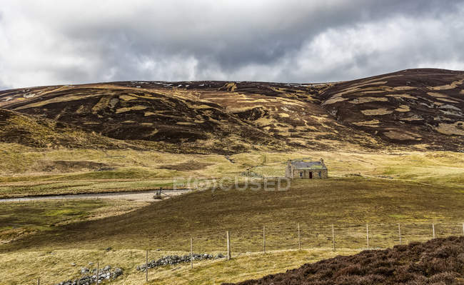 Chalet des crofters solitaires ; Glen Clunie, Écosse — Photo de stock