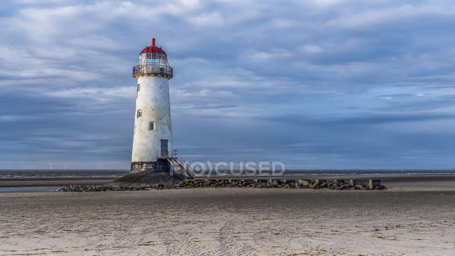 Point of Ayre Lighthouse sulla costa nord del Galles; Galles — Foto stock