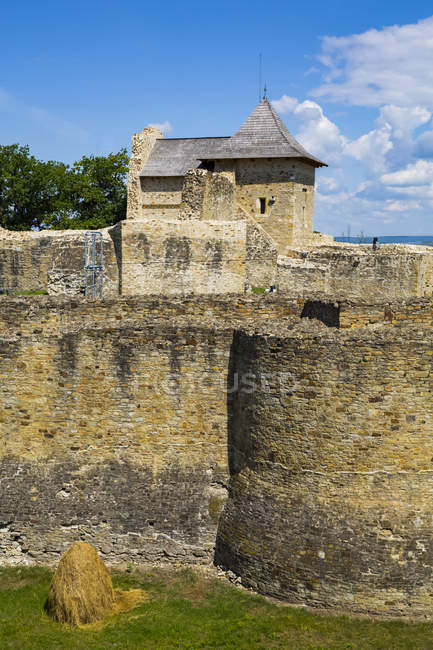 Fortaleza de Suceava, 1375; Suceava, Condado de Suceava, Rumania - foto de stock