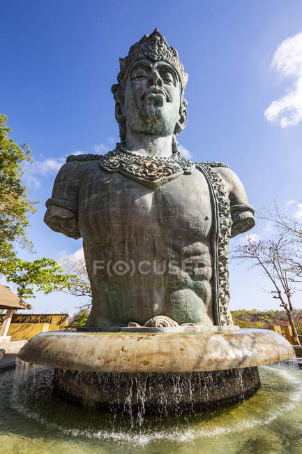 Живописный вид на 23-метровую статую Вишну в культурном парке Гаруда Висну Кенчана; Бали, Индонезия — стоковое фото