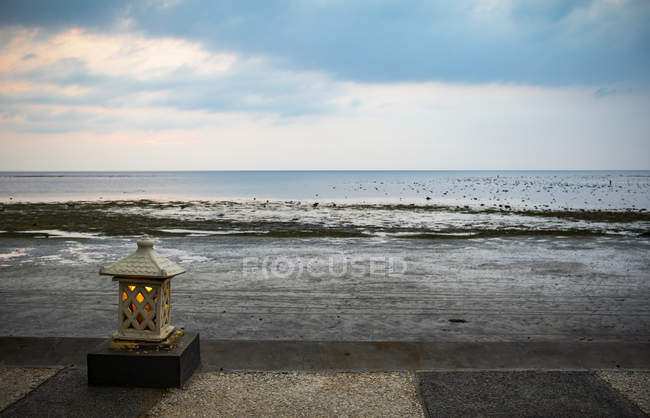 Vista panorâmica da praia de Nugraha Lovina Resort; Lovina, Bali, Indonésia — Fotografia de Stock