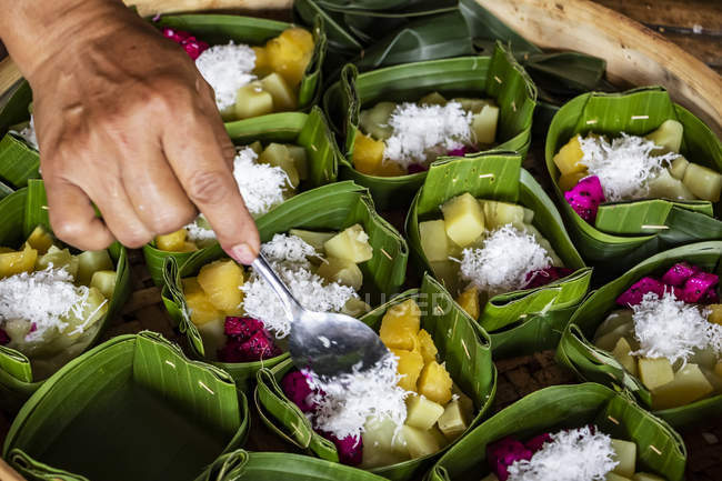 Obstsalat in Bananenblättern; Pedawa, Bali, Indonesien — Stockfoto