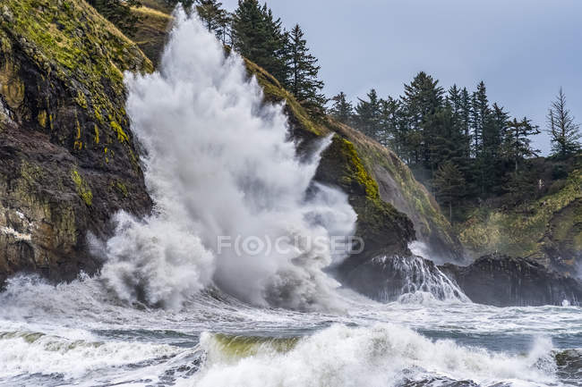 Vista panorámica del majestuoso paisaje con olas oceánicas - foto de stock
