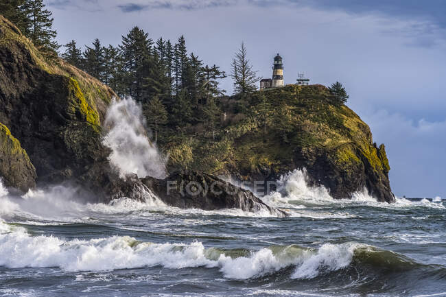 The Cape Decappointment Lighthouse y Columbia River en la costa de Washington; Ilwaco, Washington, Estados Unidos de América - foto de stock