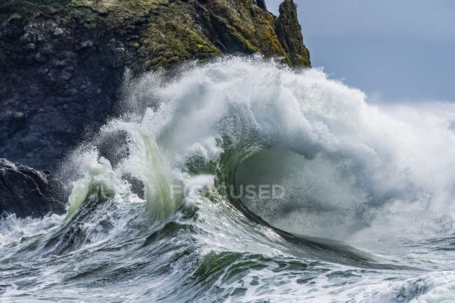 High surf arriva sulla costa di Washington durante una tempesta di ottobre; Ilwaco, Washington, Stati Uniti d'America — Foto stock