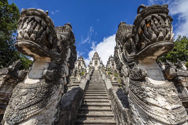 Живописный вид на храм Пура-Лемпуян; Бали, Индонезия — стоковое фото