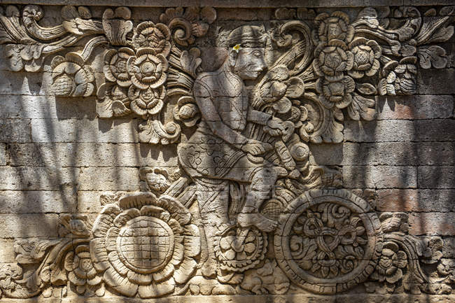 Bas-relief au temple Pura Meduwe Karang ; Bali, Indonésie — Photo de stock