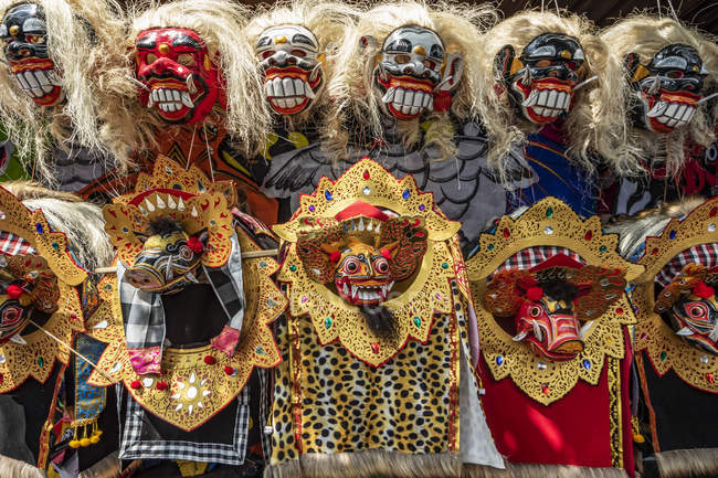 Primo piano vista di maschere in vendita; Sempidi, Bali, Indonesia — Foto stock