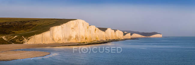 Siete hermanas, acantilados de tiza en el Canal de la Mancha; Sussex, Inglaterra - foto de stock