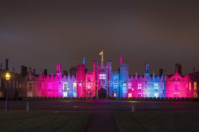 Vista panorâmica do Palácio Hampton Court com luzes de Natal brilhantes; Londres, Inglaterra — Fotografia de Stock