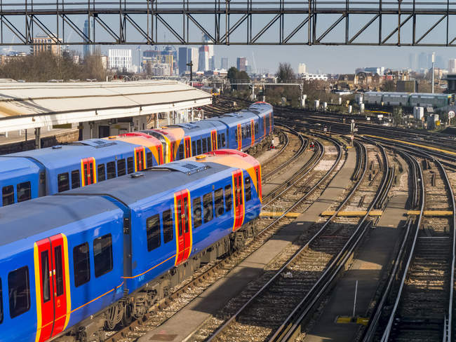Живописный вид на железнодорожную станцию Claphm Junction; Лондон, Англия — стоковое фото