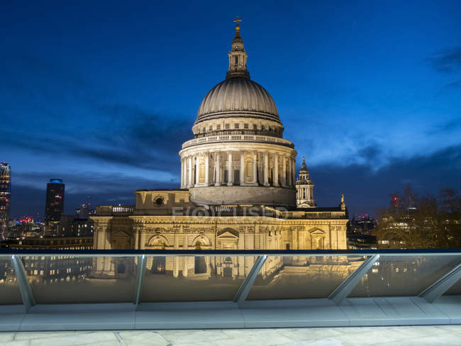 Vista panorámica de la Catedral de San Pablo al atardecer; Londres, Inglaterra - foto de stock