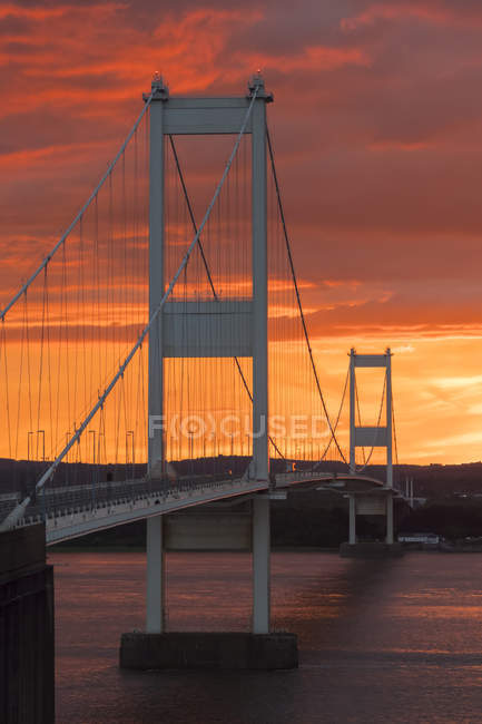 Severn Bridge au coucher du soleil ; Angleterre — Photo de stock