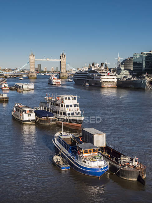 Vista panorámica del Tower Bridge sobre el río Támesis; Londres, Inglaterra - foto de stock
