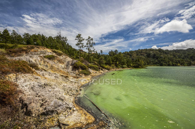 Vista panorâmica do Lago Linow; North Sulawesi, Indonésia — Fotografia de Stock
