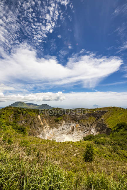 Cratera do vulcão Mount Mahawu; Sulawesi do Norte, Indonésia — Fotografia de Stock