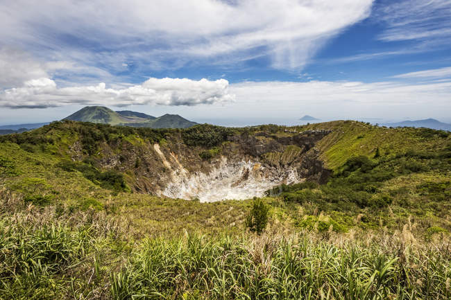 Кратер вулкана Махаву; Північний Сулавесі, Індонезія. — стокове фото