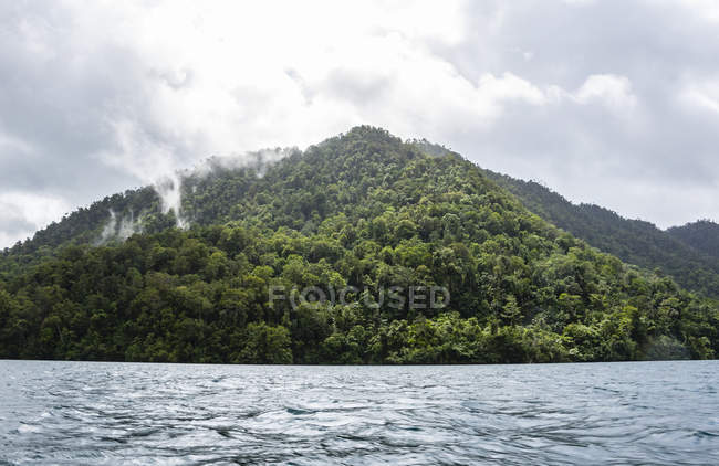 Vista panorâmica da paisagem do rio Warsambin; Papua Ocidental, Indonésia — Fotografia de Stock