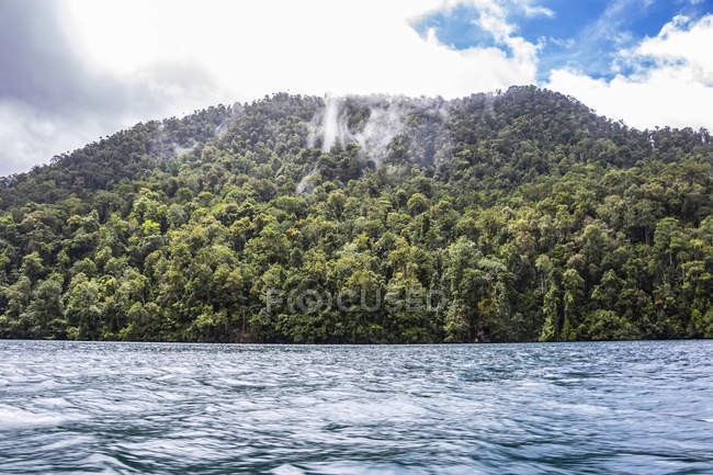 Vue panoramique du paysage de la rivière Warsambin ; Papouasie occidentale, Indonésie — Photo de stock