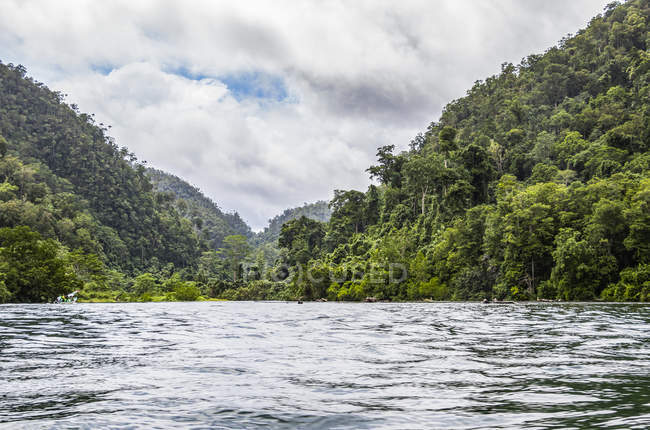 Vista panorámica del paisaje del río Warsambin; Papúa Occidental, Indonesia - foto de stock