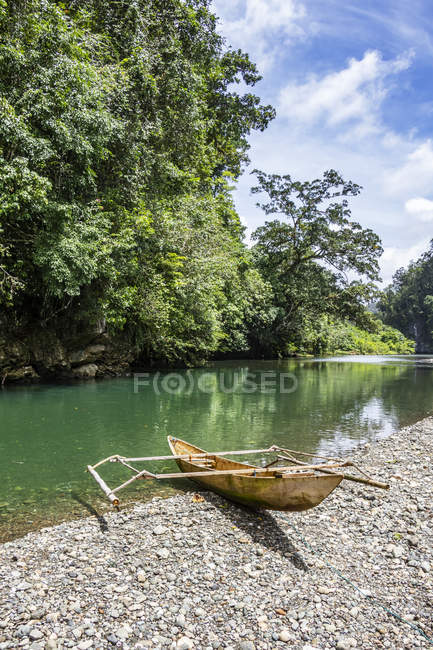 Outrigger por el río Warsambin; Papúa Occidental, Indonesia - foto de stock