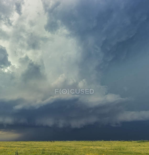 Enormi temporali a monte eruttano sopra le alte pianure del Texas Panhandle; Texas, Stati Uniti d'America — Foto stock