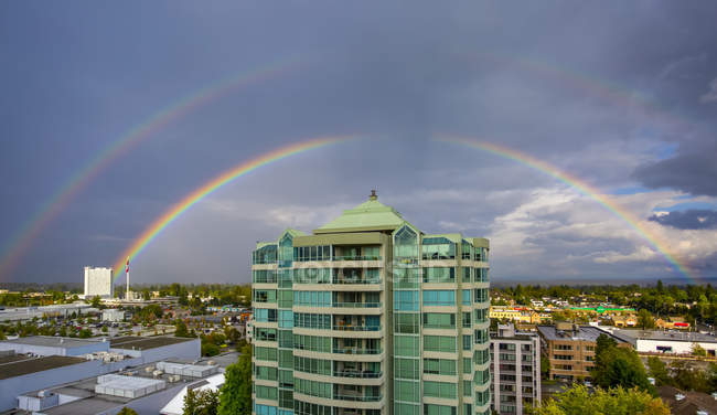 Arco-íris duplo sobre uma paisagem urbana, Guildford; Surrey, British Columbia, Canadá — Fotografia de Stock