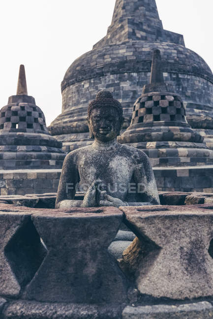 Статуя Будды храма Боробудур; Джокьякарта, Индонезия — стоковое фото