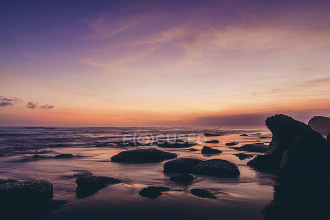 Pôr do sol em Parangendog Beach; Purwosari, Yogyakarta, Indonésia — Fotografia de Stock