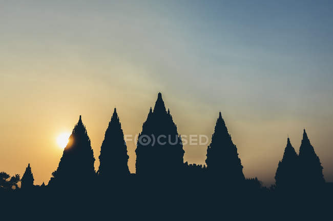 Sonnenuntergang am Prambanan-Tempel mit silhouettierten Gipfeln; Yogyakarta, Indonesien — Stockfoto