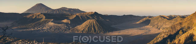 Сценічний вид на національний парк Бромо Тенггер Семеру на світанку, вид з секретної точки зору; Пасуруан, Східна Ява, Індонезія — стокове фото