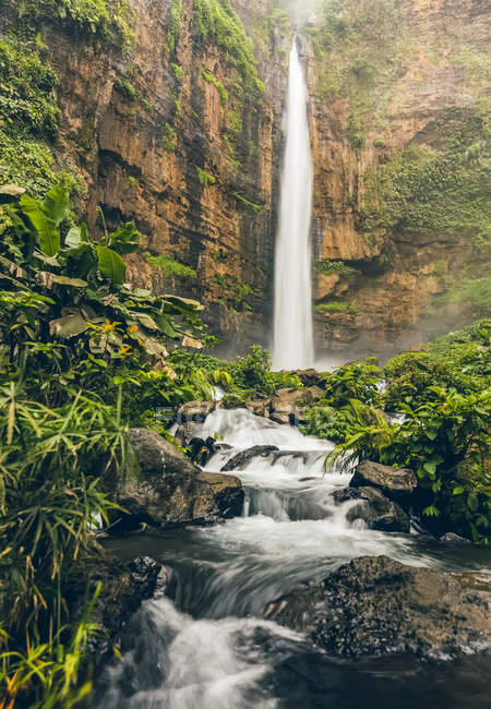 Живописный вид на водопад Капас Биру; Восточная Ява, Индонезия — стоковое фото