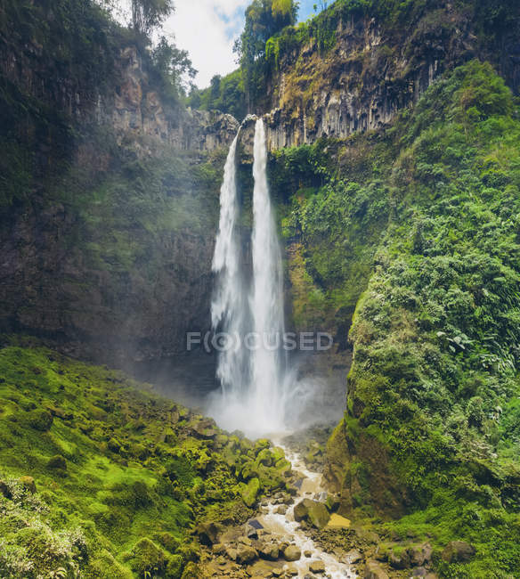 Живописный вид на водопад Срити; Восточная Ява, Индонезия — стоковое фото