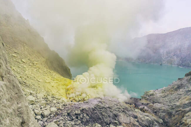 Fumaça de enxofre dentro da cratera do vulcão Ijen; Java Oriental, Java, Indonésia — Fotografia de Stock
