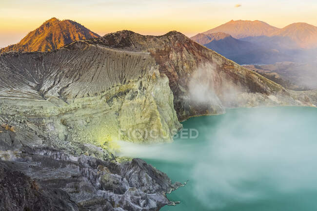 Сонячний підйом у кратері вулкан Іджен; Східна Ява, Ява, Індонезія — стокове фото