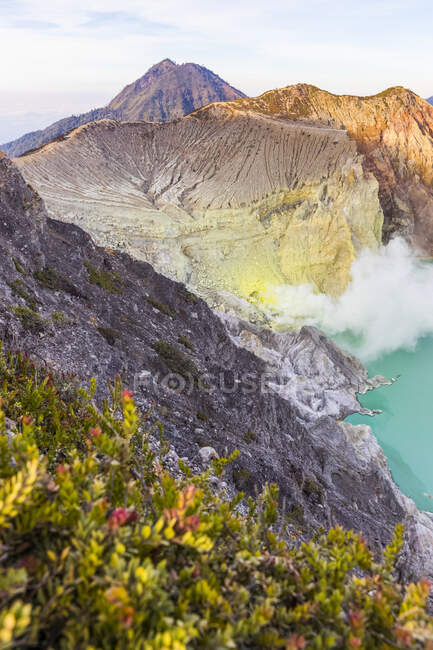 Сонячний підйом у кратері вулкан Іджен; Східна Ява, Ява, Індонезія — стокове фото